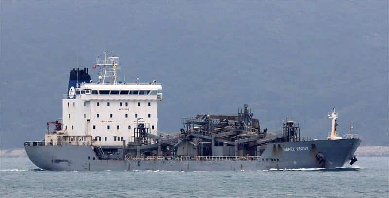 Cement Ship Blue Ciment 1 Runs Aground on Bosporus, Pulled Free by Tugs