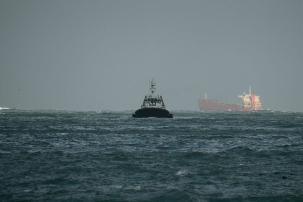 Pan Viva Bulk Carrier Battles High Winds in Alaska: Crew Rescued