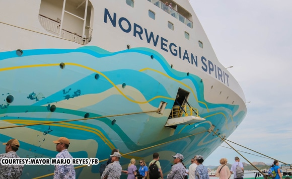 Tuloy po kayo! Mayor Marjo Reyes welcomes cruise ship to Coron