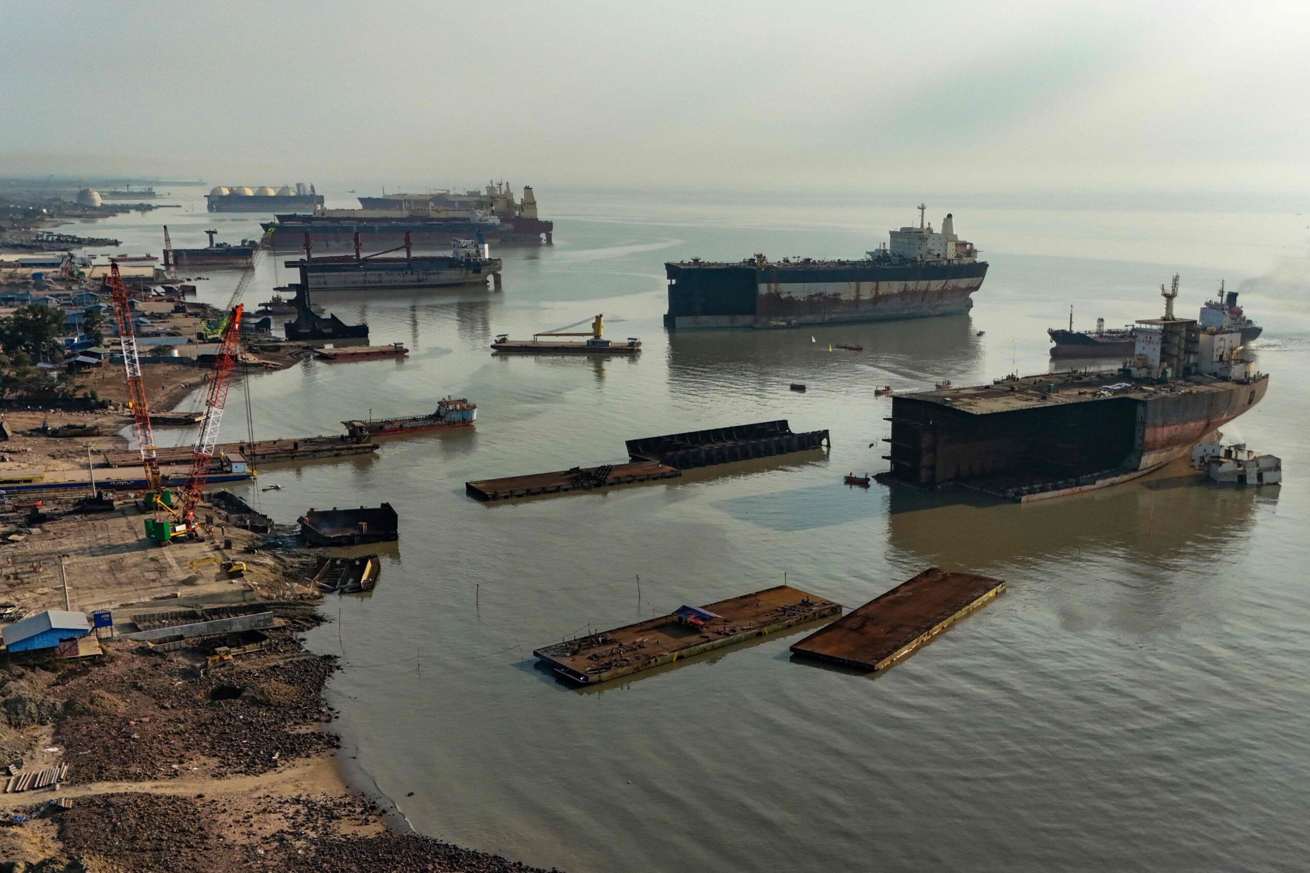 Bangladeshi workers risk lives in shipbreaking yards