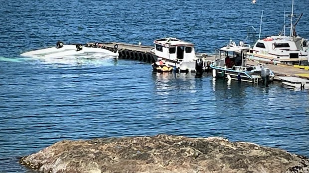 2 people rescued after float plane crash off Lasqueti Island, B.C.