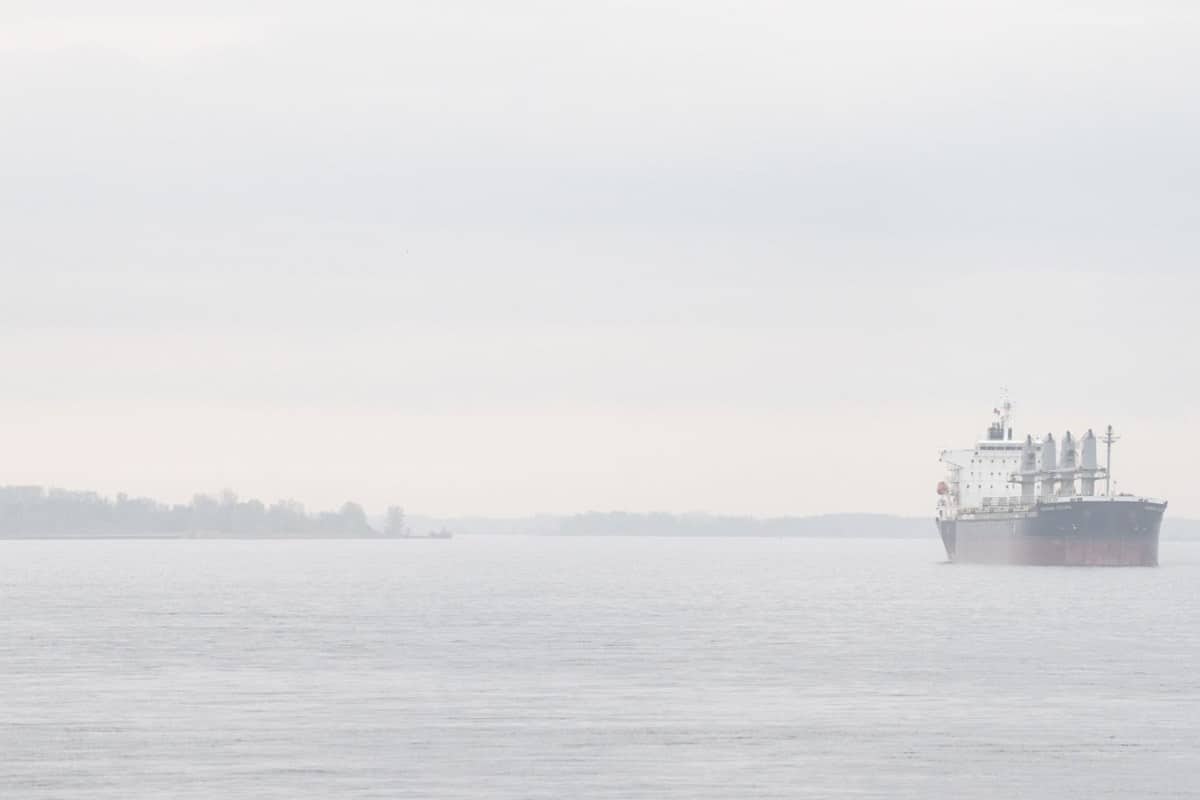 Operation begins to free ship run aground in St. Lawrence