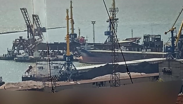 Occupiers load ships with stolen Ukrainian grain and coal in