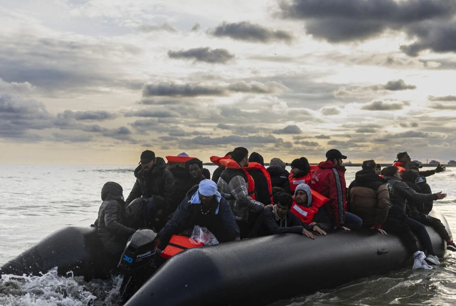 Shipwreck off the coast of Libya, over 40 people dead or missing