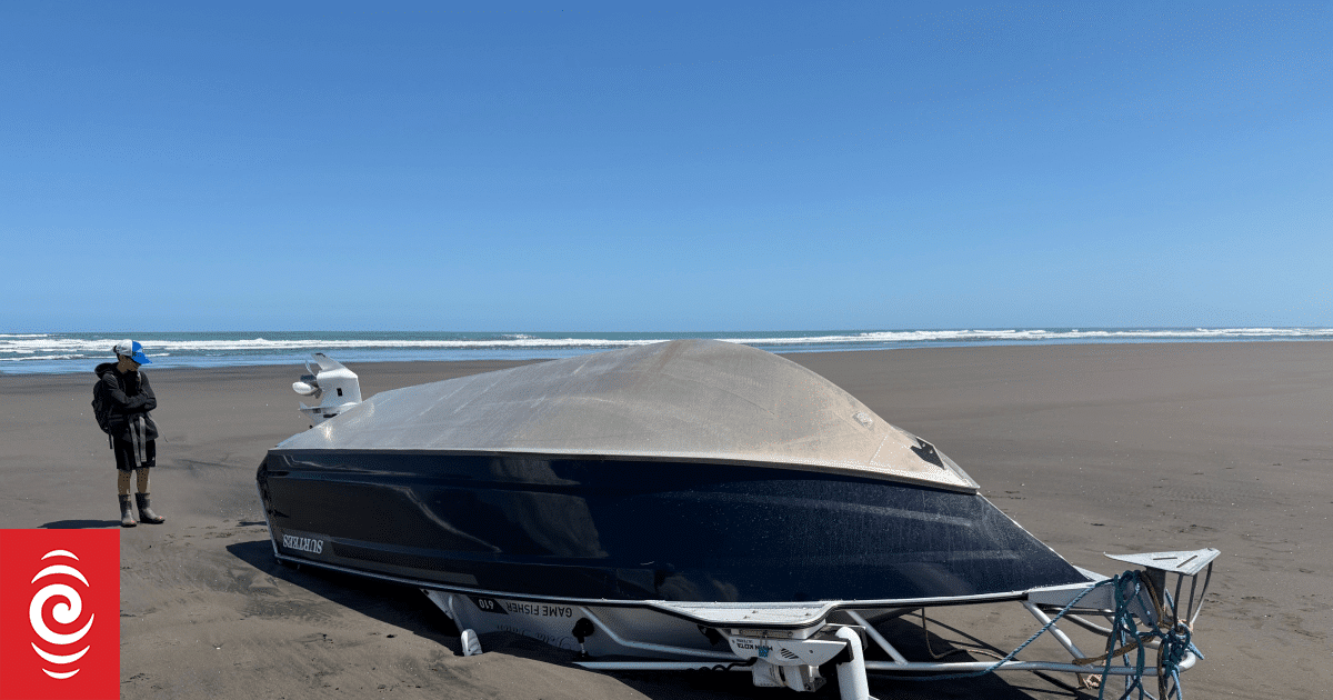 Dramatic rescue after sandbar flips fishing boat