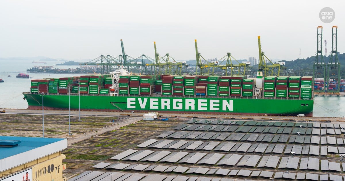 20,000 TEU container ship berthed at Keppel Terminal delights shipping