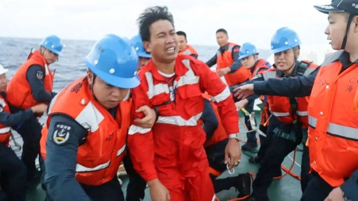 China, Philippines go to aid of sinking ship near disputed