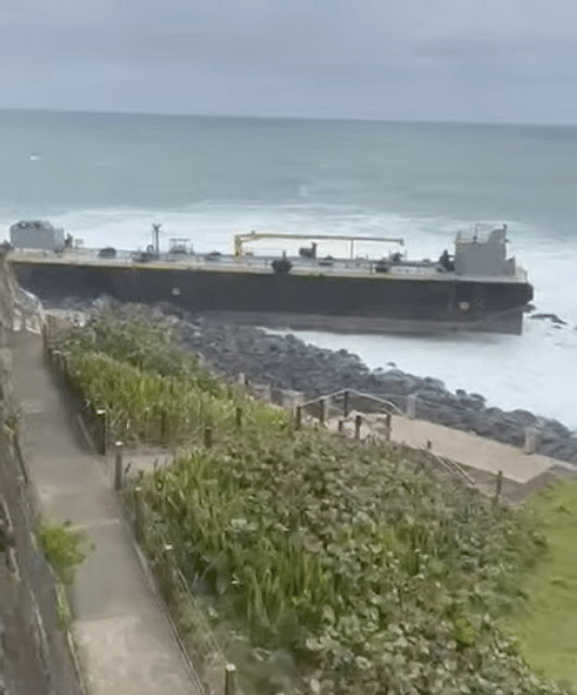 Fuel barge runs aground after losing propulsion in rough seas