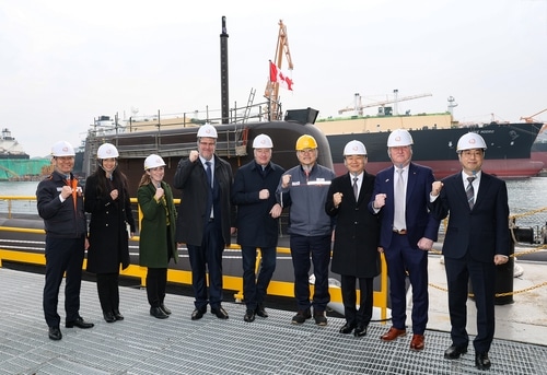 (LEAD) Canada's defense procurement chief tours Hanwha shipyard as submarine bid nears