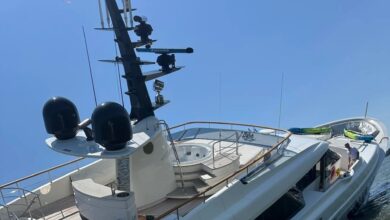 Luxury Yacht Capsizes, Reddit Reacts with Humor