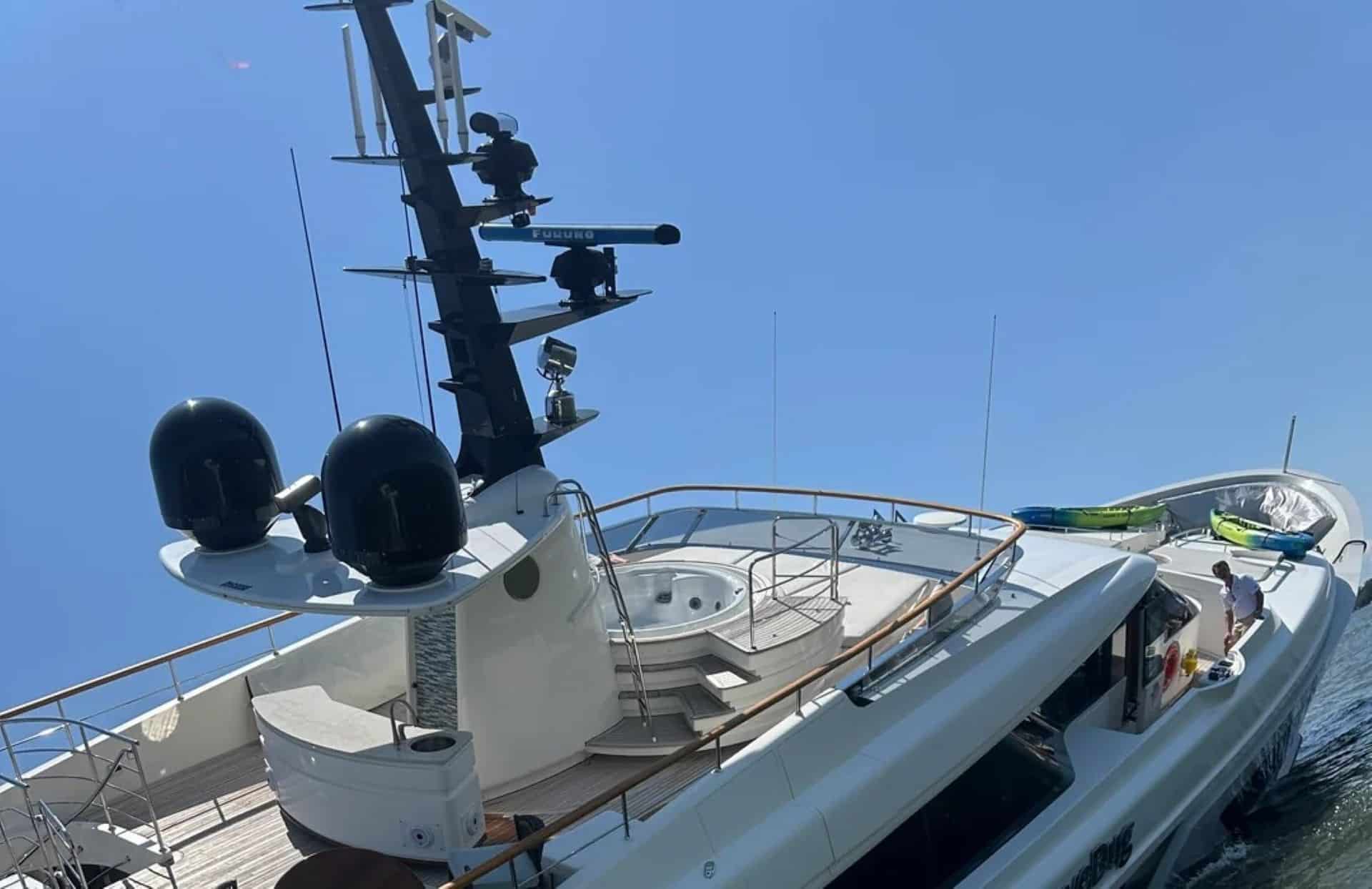 Luxury Yacht Capsizes, Reddit Reacts with Humor