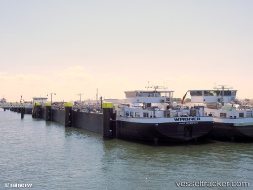 Crew Member Injured by Detached Lashing Rod in Antwerp