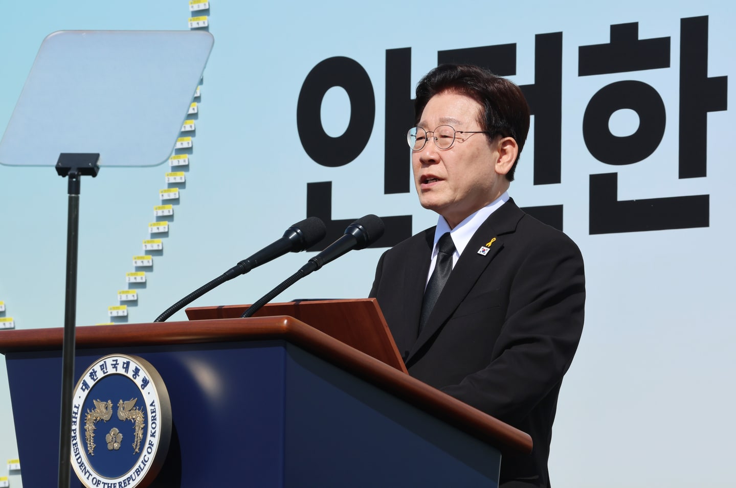 'Never again' vows Lee at memorial 12 years after Sewol ferry sinking