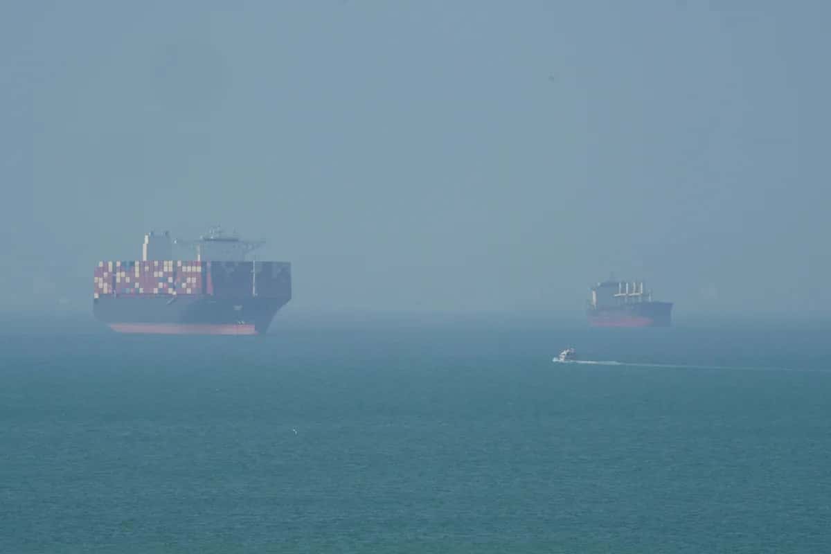 Can US navy ‘guide’ stuck ships out of Hormuz?