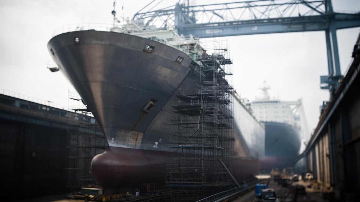 China Closes In with Mega-Ships, South Korea's Big Three Fight Back with