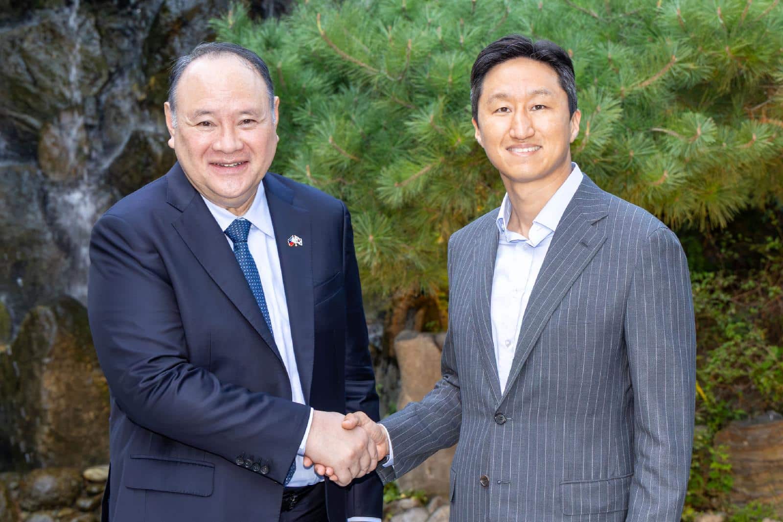 HD Hyundai Chairman Kisun Chung Meets Philippine Defense Secretary to Discuss